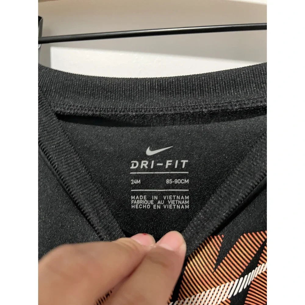 ✨ Nike Dri-Fit Toddler Short‎ Sleeve Wicking - Black w/ Design - 24 Months